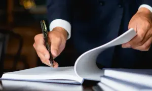 Adwokat czy radca prawny co lepsze? Poznaj kluczowe różnice i wybierz mądrze