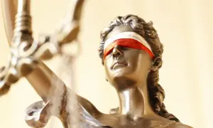 Posąg Temidy z zawiązanymi oczami i wagą, symbol sprawiedliwości.