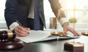 Ile zarabia radca prawny w kancelarii? Zaskakujące fakty o wynagrodzeniu