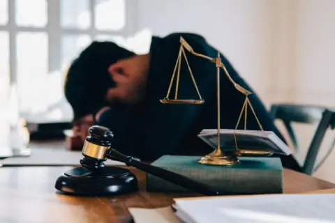 Czy adwokat niewykonujący zawodu może chodzić do sądu? Oto prawda.