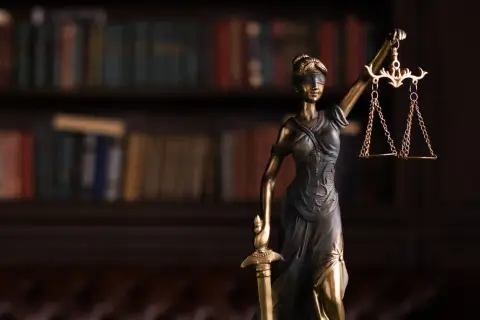 Ile trwa rozprawa w sądzie karnym? Zaskakujące czynniki wpływające na czas