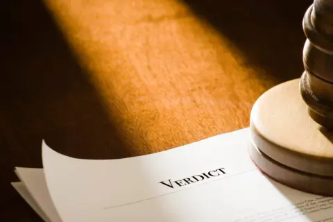 Wyrok nieprawomocny – co to jest i jakie ma konsekwencje?