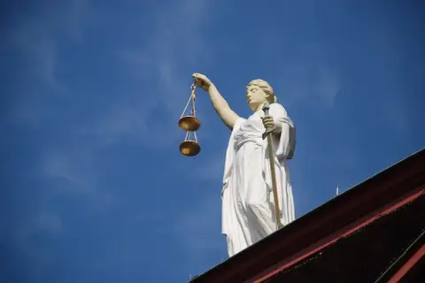 Ile trwa rozprawa sądowa karna? Zaskakujące fakty i czynniki wpływające na czas trwania