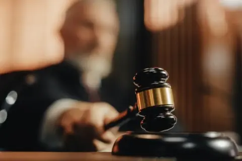 Czy kasacja wstrzymuje wykonanie wyroku? Oto co musisz wiedzieć