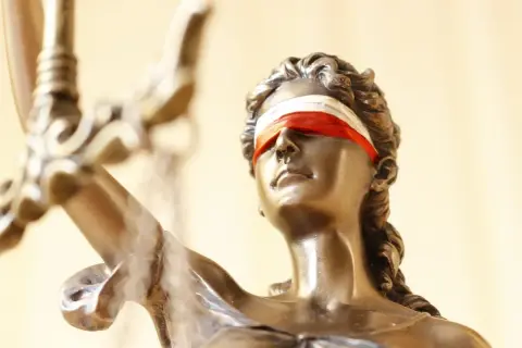 Posąg Temidy z zawiązanymi oczami i wagą, symbol sprawiedliwości.