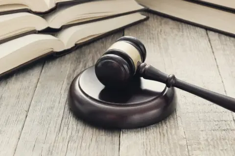 Kto tańszy: adwokat czy radca prawny? Porównaj koszty usług