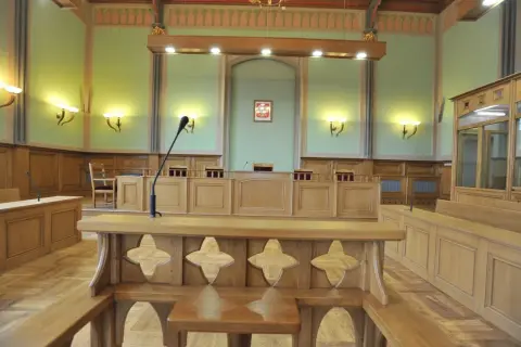 Sala rozpraw kto gdzie siedzi - poznaj tajniki układu miejsc w sądzie