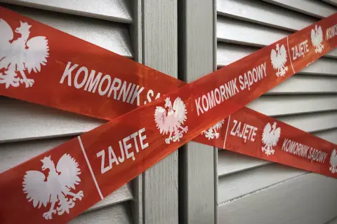Czy komornik może zająć konto bez wyroku sądu? Oto prawda o egzekucji