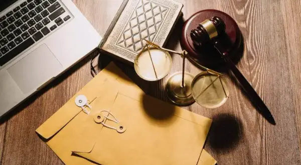 Czym się różni radca prawny od adwokata? Kluczowe różnice i wybór