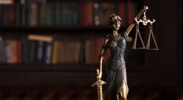 Ile trwa rozprawa w sądzie karnym? Zaskakujące czynniki wpływające na czas