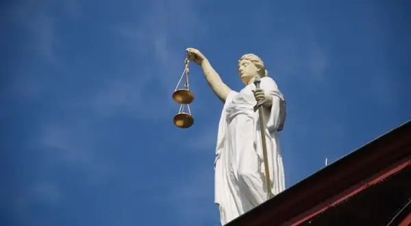 Ile trwa rozprawa sądowa karna? Zaskakujące fakty i czynniki wpływające na czas trwania
