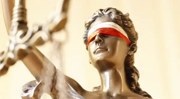 Posąg Temidy z zawiązanymi oczami i wagą, symbol sprawiedliwości.