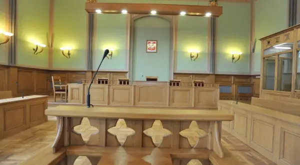 Sala rozpraw kto gdzie siedzi - poznaj tajniki układu miejsc w sądzie