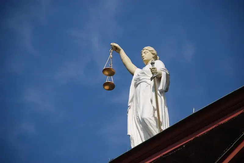 Ile trwa rozprawa sądowa karna? Zaskakujące fakty i czynniki wpływające na czas trwania