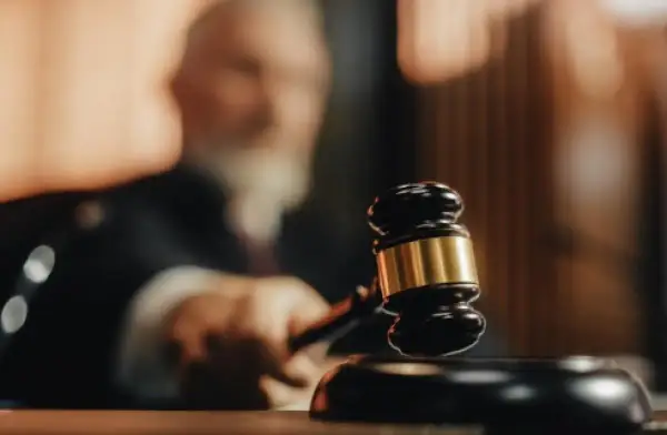Czy kasacja wstrzymuje wykonanie wyroku? Oto co musisz wiedzieć