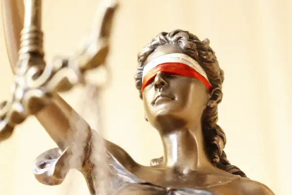 Posąg Temidy z zawiązanymi oczami i wagą, symbol sprawiedliwości.