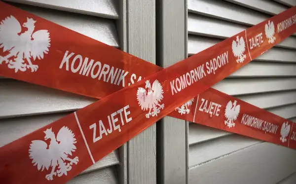 Czy komornik może zająć konto bez wyroku sądu? Oto prawda o egzekucji
